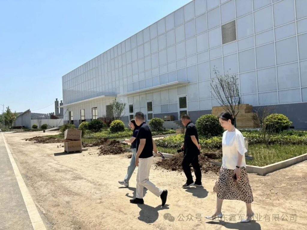 调研团与企业负责人交流现场