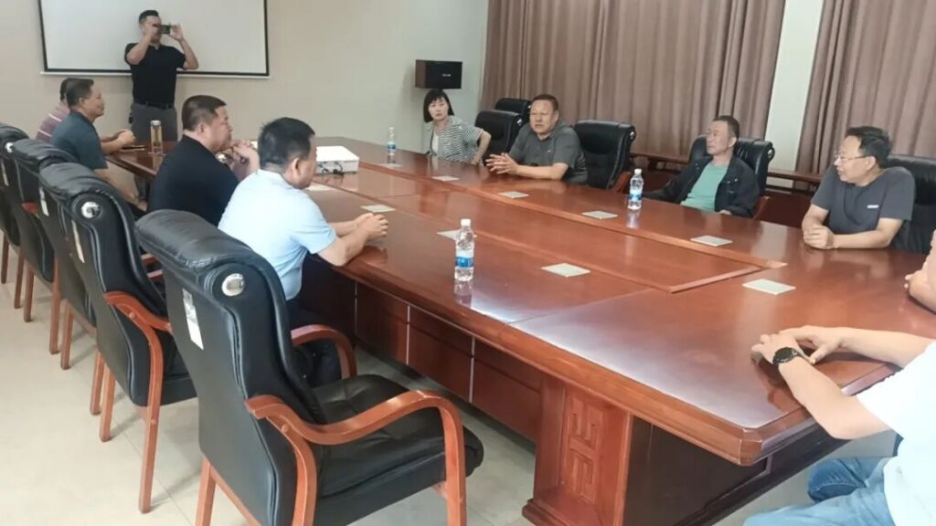 热烈欢迎曲阜市职工学校校长及教师代表来鑫军牧业交流学习! 配图1