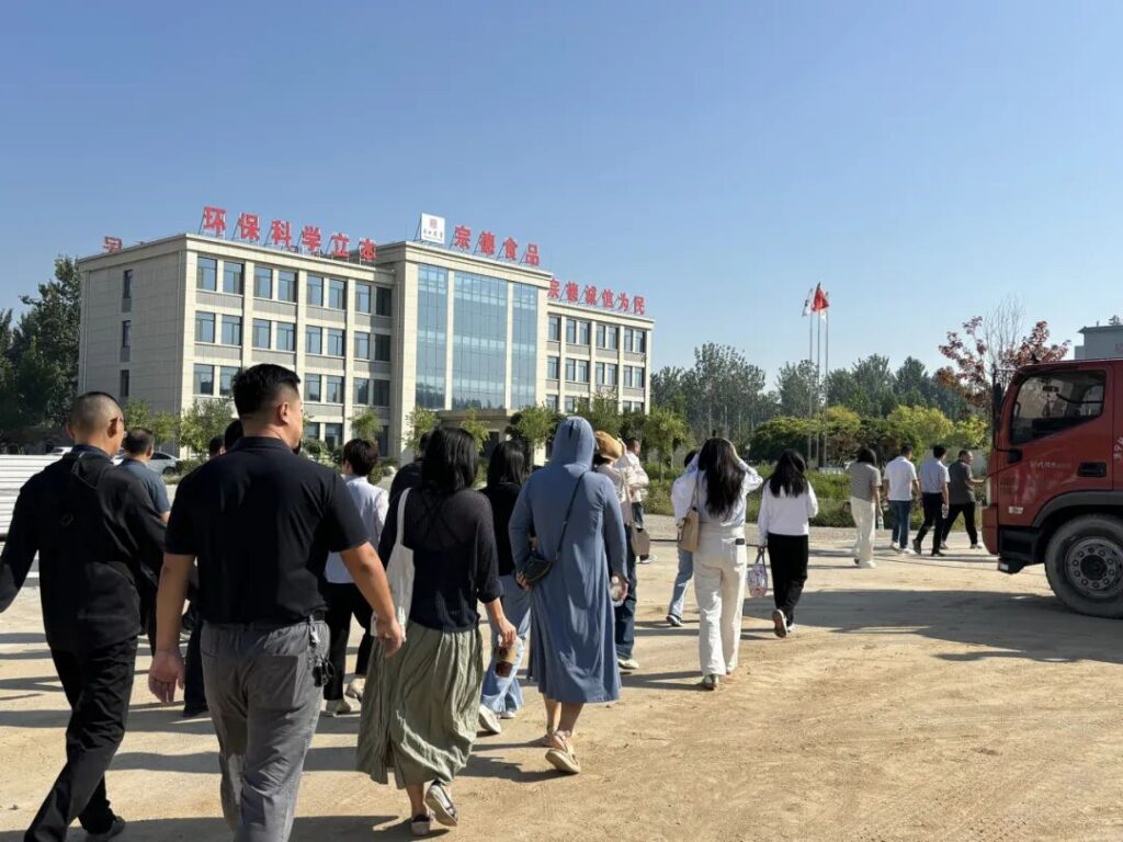 热烈欢迎曲阜市职工学校校长及教师代表来鑫军牧业交流学习! 配图6